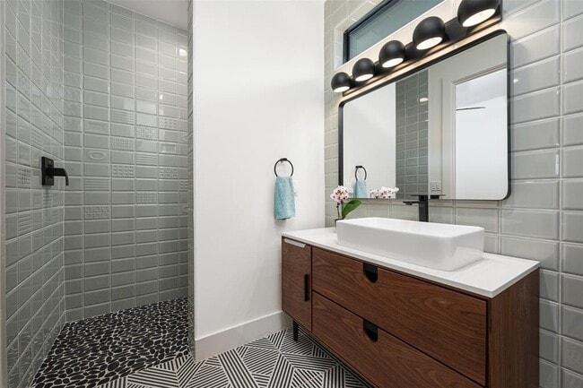 Building Photo - 73 Julius St