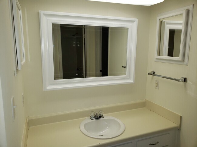 Building Photo - Coming Soon! Spacious 2BR, 2BA Condo in Desirable Chapel Hill Community