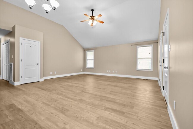 Building Photo - Pet Friendly Three Bedroom!