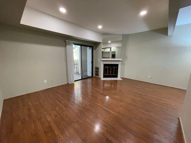 Building Photo - Bright Spacious Downstairs 1 bedroom 1 bath Condo in Serene North San Jose Community