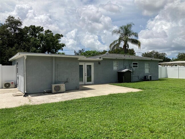 Building Photo - 7131 Orpine Dr N