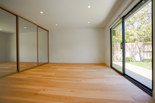 Building Photo - 1800 Oriole Dr
