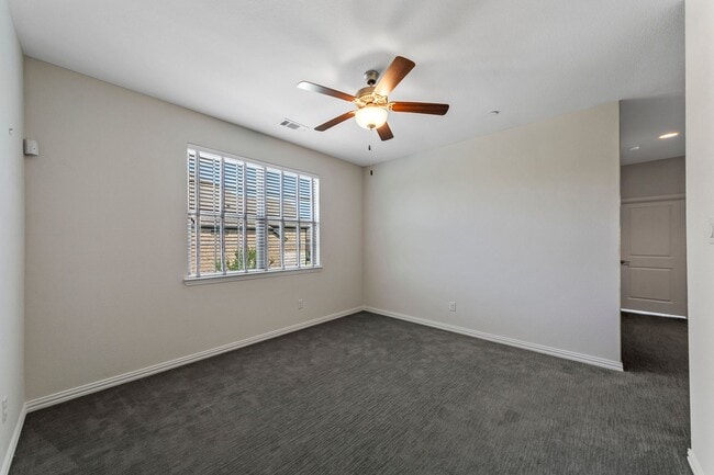 Building Photo - Luxury Townhouse