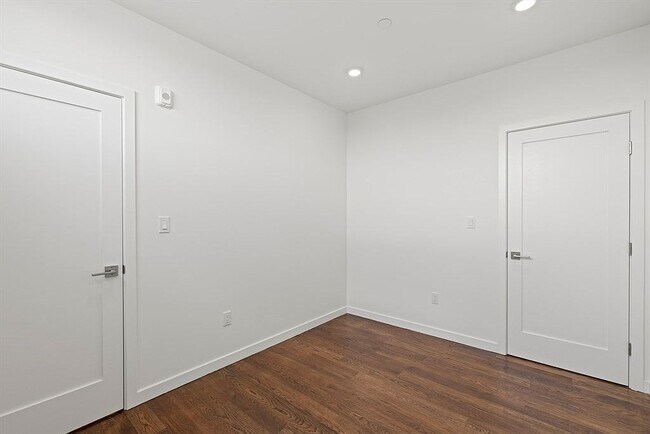 Building Photo - 267 Old Colony Ave