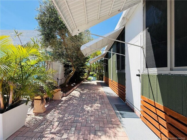 Building Photo - 10851 S Ocean Dr