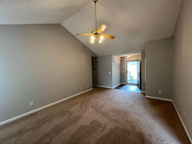Building Photo - Off Hunter Rd! New Flooring and New Paint