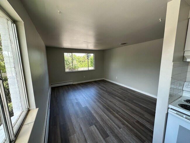 Building Photo - Updated 1 bedroom/1 bath in Edgewater! 1st floor Unit! Secure Building- Off Street Parking