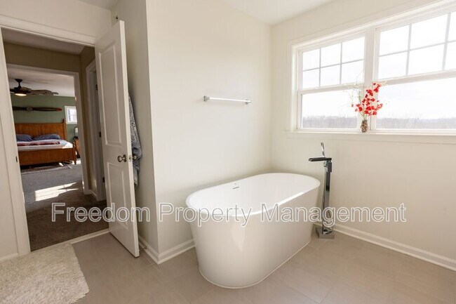 Building Photo - 2425 Morgans Point Dr