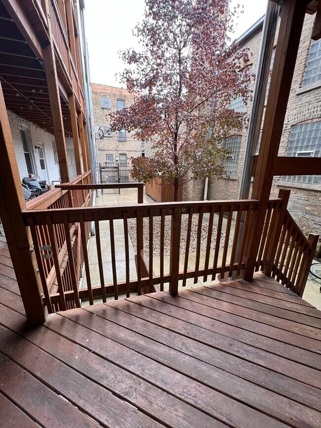 Building Photo - 1037 W Diversey Pkwy