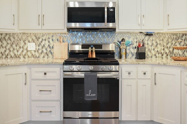Building Photo - 8 Las Brisas Pl