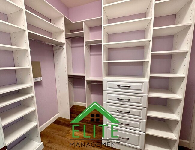 Building Photo - Stunning 4-Bedroom, 3.5-Bath Home