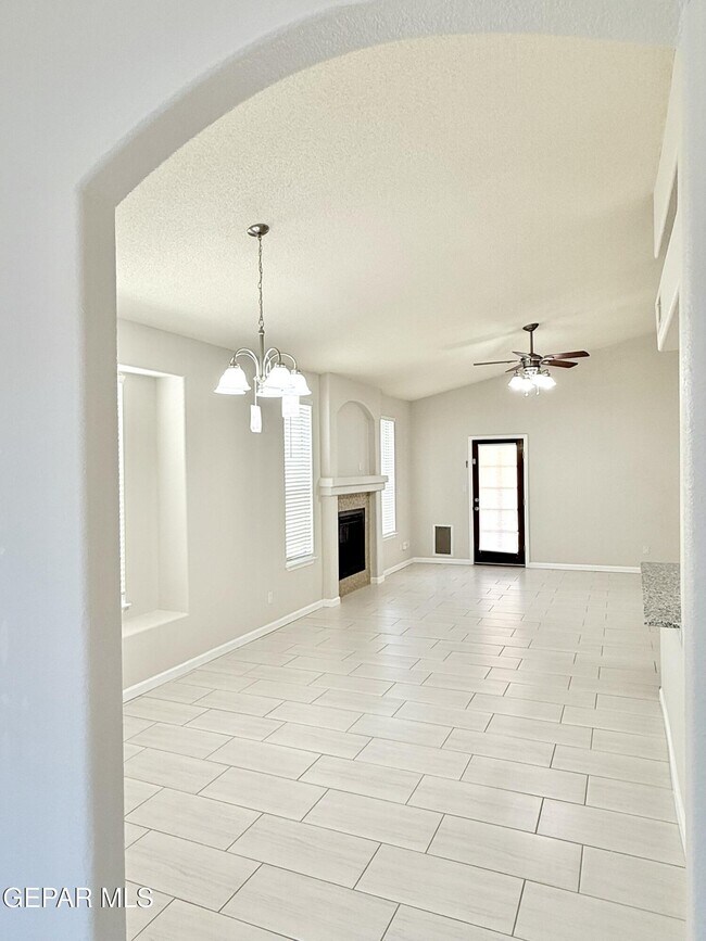Building Photo - 12749 Tierra Salas Dr