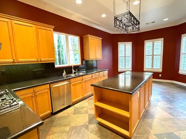 Building Photo - Enjoy warm sunsets, gentle sea breezes, and daily ocean views from this exceptional Aviara home.