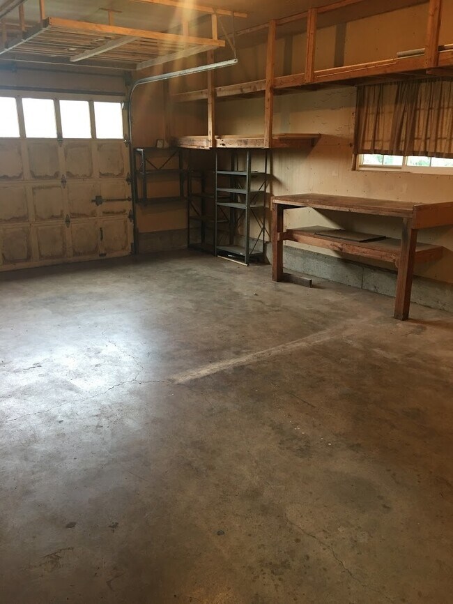 Building Photo - Charming Pet-Friendly Junction City Home with Yard & Garage