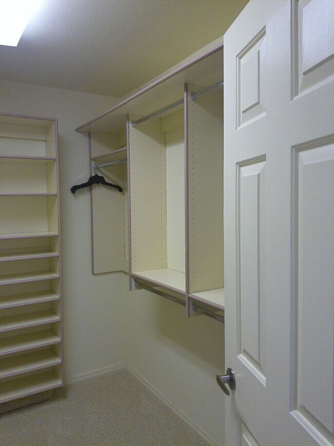 Building Photo - Winter Rental Available October-April 2027