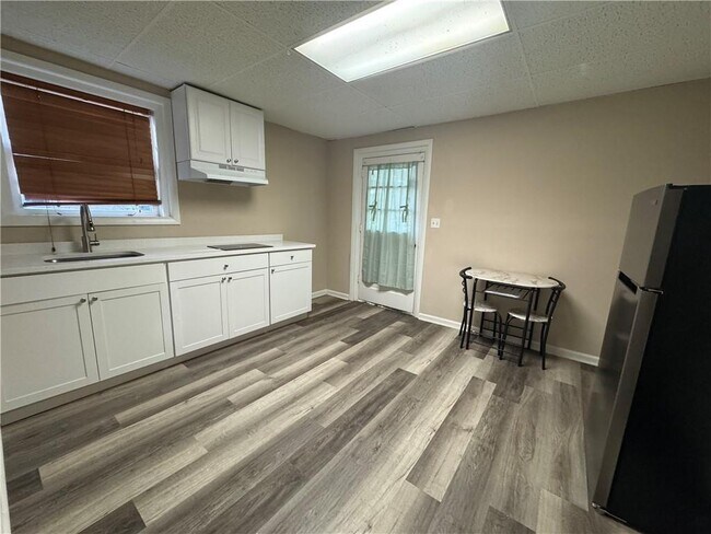 Building Photo - 5971 Robin Hood Ln