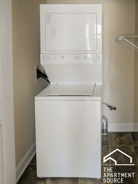 Building Photo - 3231 N Kenmore Ave