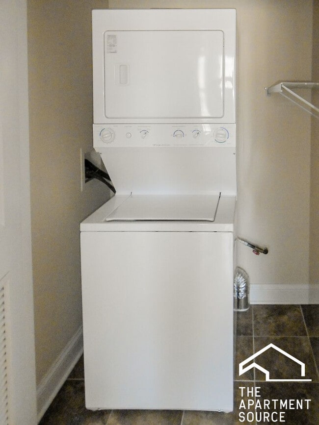 Building Photo - 3231 N Kenmore Ave