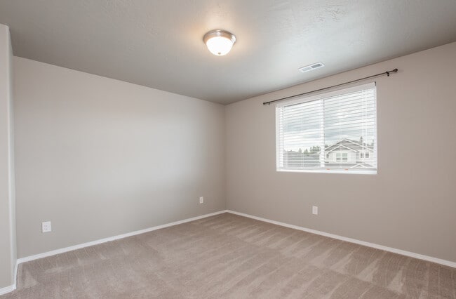 Building Photo - Beautiful 4 Bedroom 2.5 Bath River Run Home