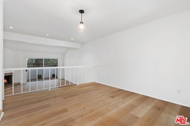 Building Photo - 1550 Palisades Dr