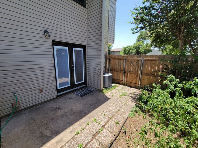 Building Photo - College Station - 2 bed/1.5 bath end unit ...