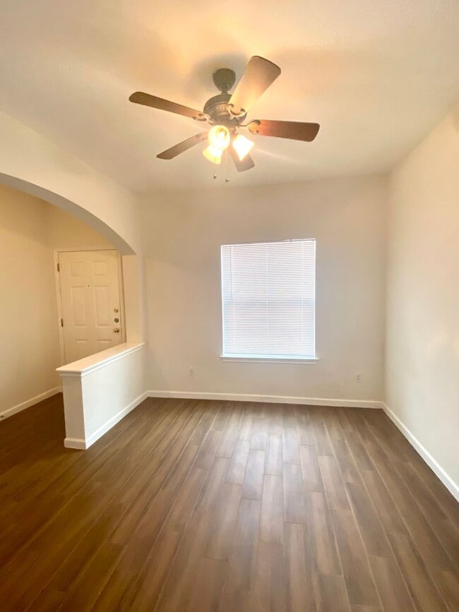 Building Photo - 804 N Creek Blvd