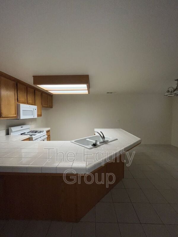 Building Photo - 2530 W Oriole Ave
