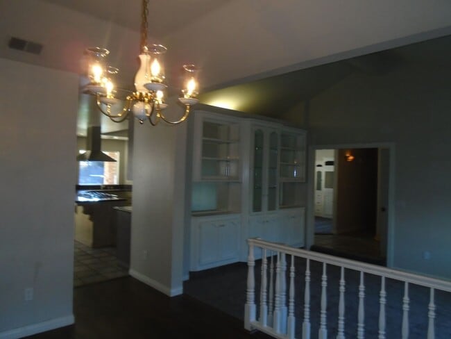 Building Photo - NW - CUSTOM HOME WITH POOL!!