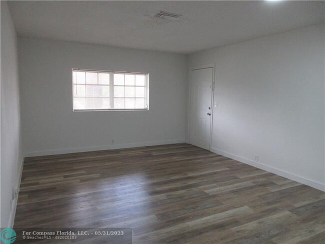 Building Photo - 4240 Woodside Dr