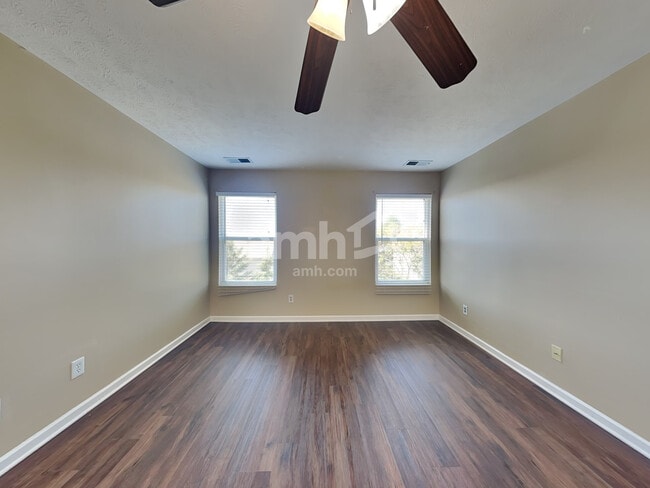 Building Photo - 2853 Park Knoll Dr