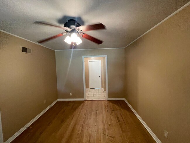 Building Photo - 4 bed 2 bath 2 car, Great Character and st...