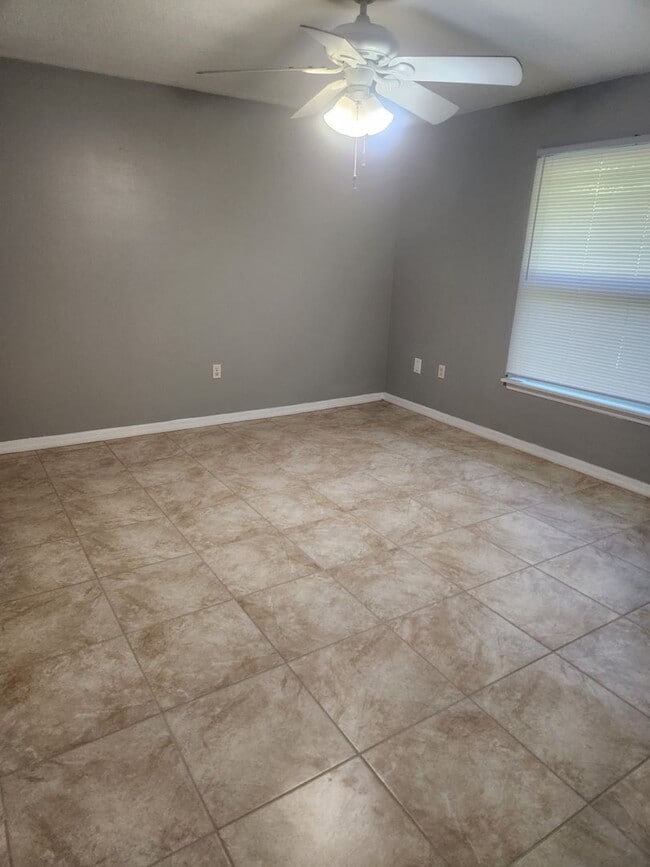 Building Photo - 2 Bedroom/2 Bath with rear lanai/porch are...