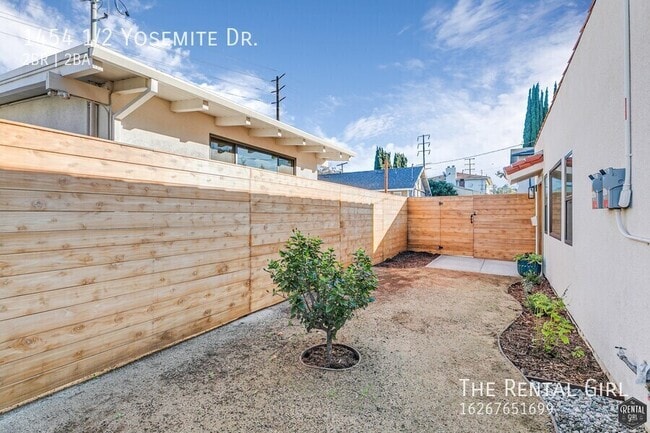 Building Photo - 1454 1/2 Yosemite Dr.-