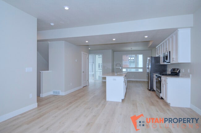 Building Photo - 995 W 360 S