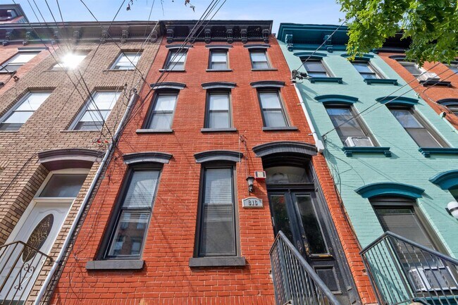 Building Photo - 816 Park Ave