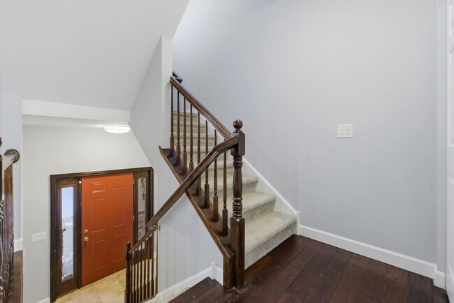 Building Photo - 218 Goldenrod Dr