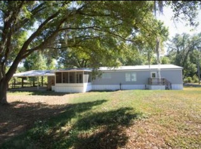 Building Photo - Country living charmer!