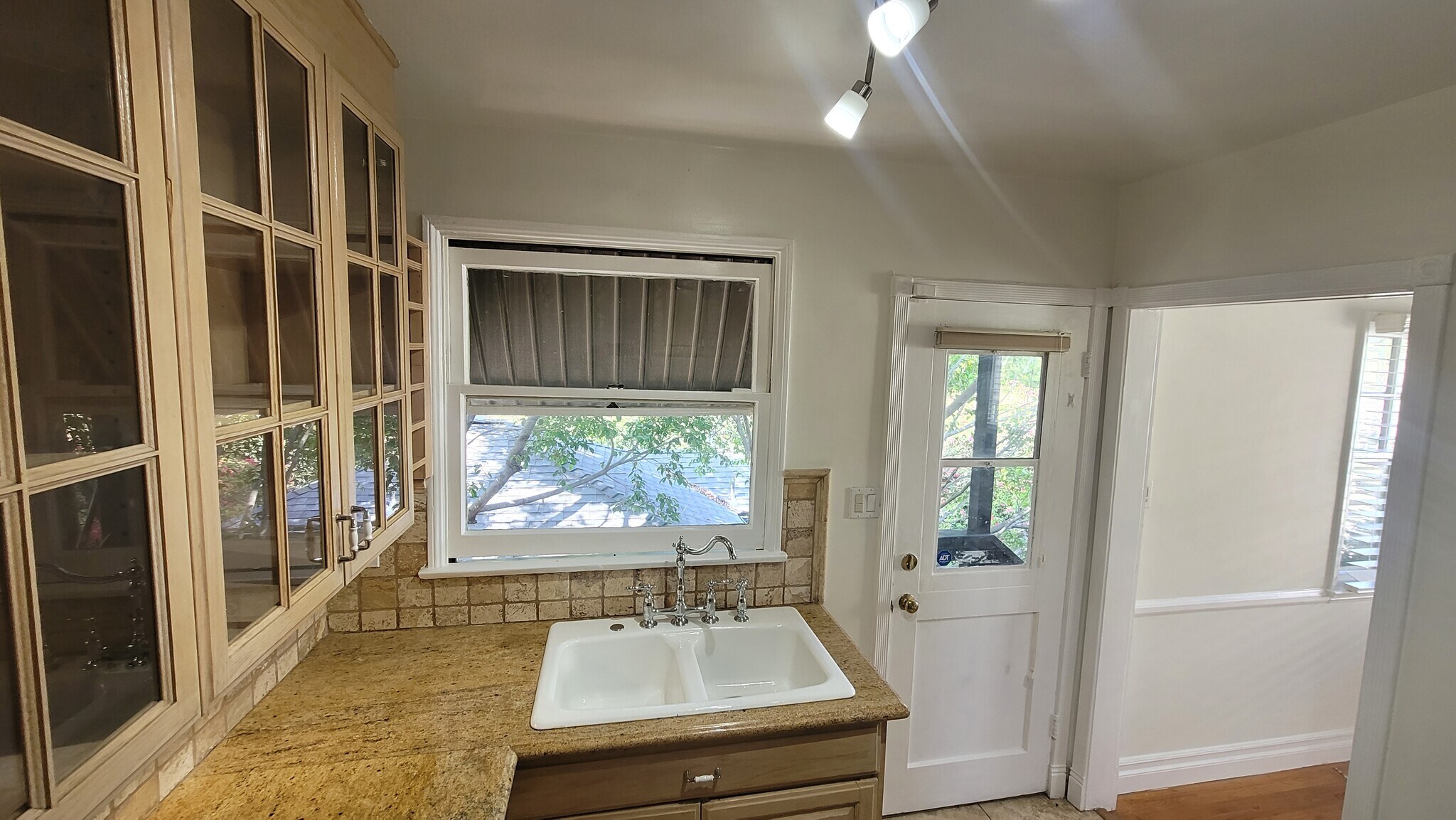 Building Photo - 5025 Cahuenga Blvd