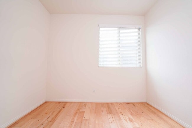 Building Photo - 4 Bedroom & 2 Bathroom