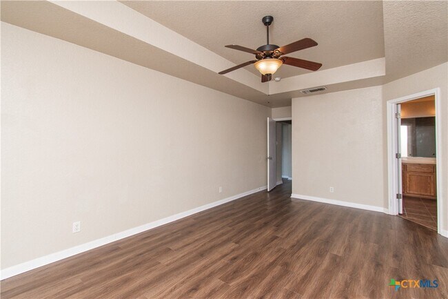 Building Photo - 608 Leo Ln