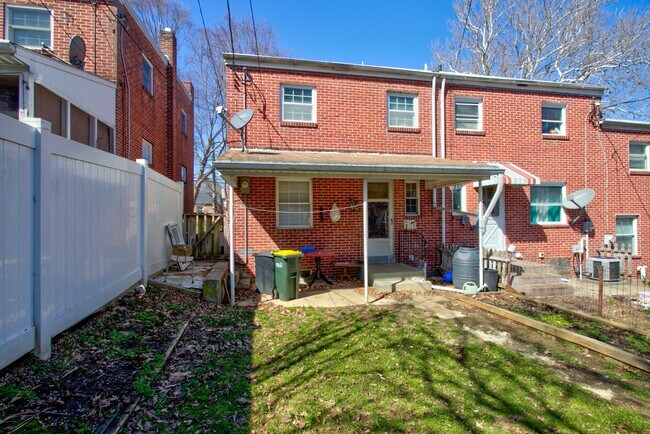 Building Photo - 824 Wabank St