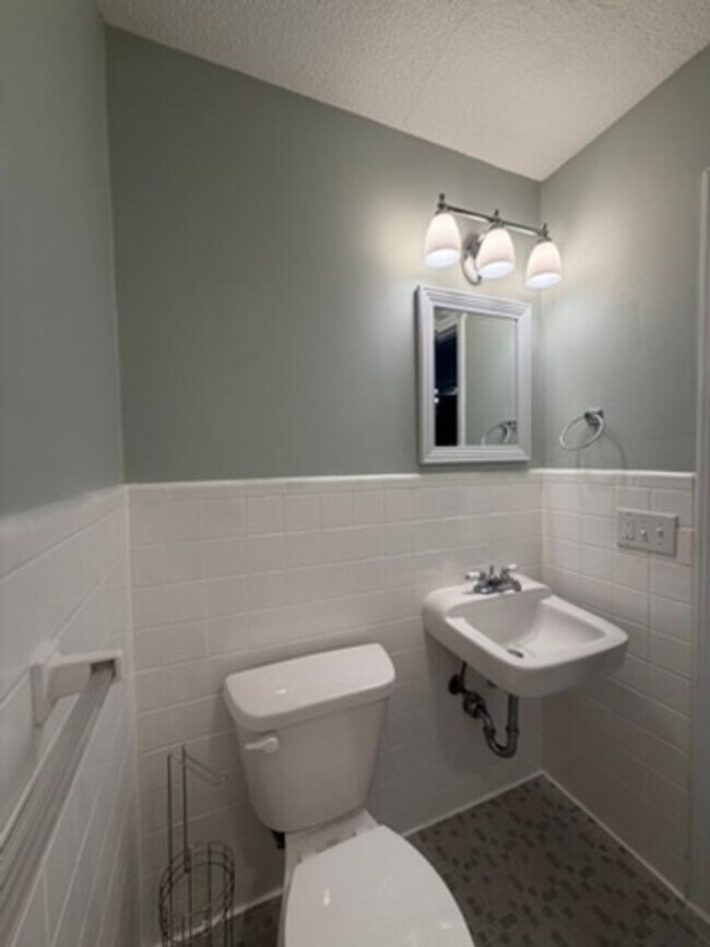Building Photo - UNFURNISHED, UPDATED 3B/1.5B Home in the Heart of Ft. Walton Beach