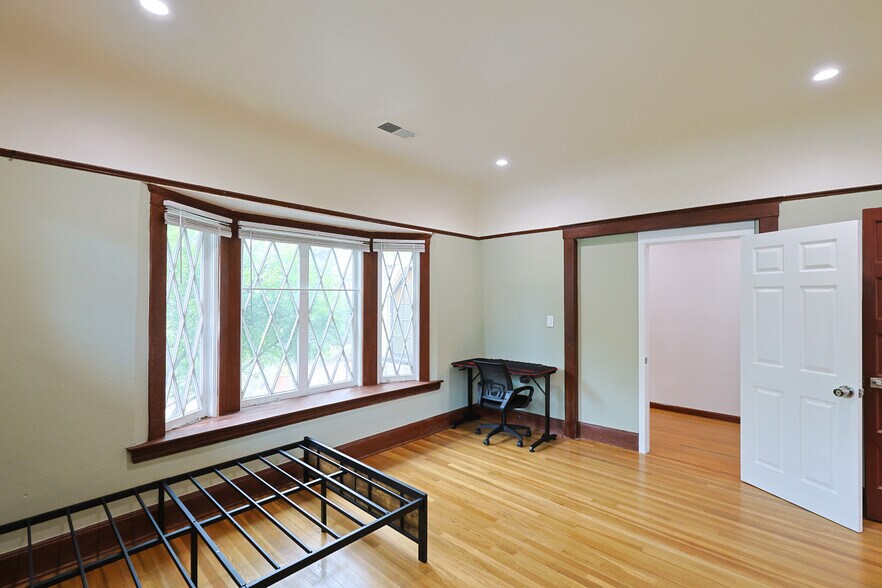 Building Photo - 1452 W 29th St