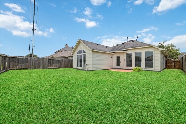 Building Photo - 3 Garden Grove Dr