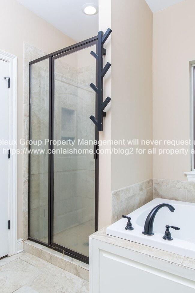 Building Photo - 4bed/2bath house