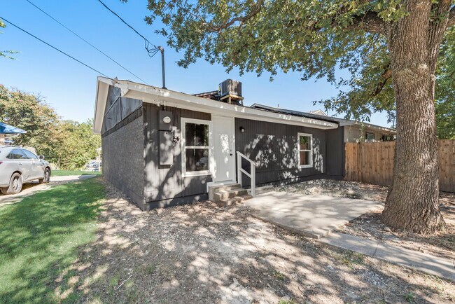 Building Photo - 221 Creek Cove Dr