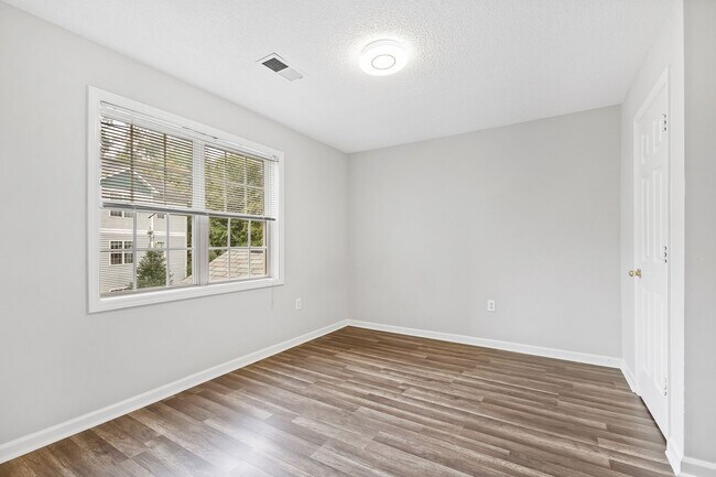 Building Photo - University Woods Retreat: 4 BR/4 Bath minutes to NCSU!