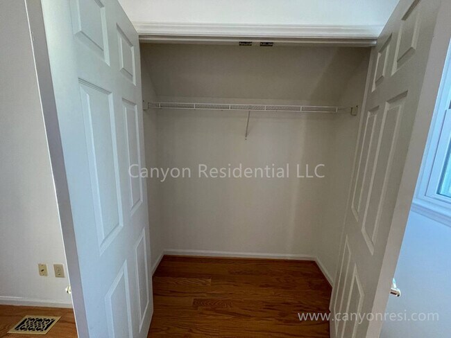 Building Photo - Beautiful 3b2b, ready to move in!