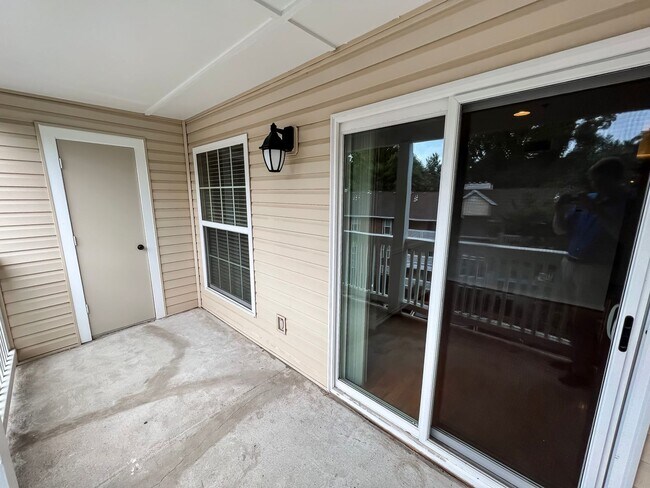 Building Photo - Charming 1 Bed 1 Bath Unit With Private Balcony In The Fountains At McLean - Water Included