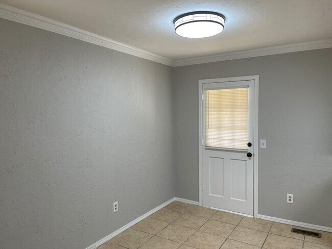 Building Photo - Remodeled , modern and lots of New in Moor...